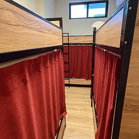 Chilli Hostel Τίρανα